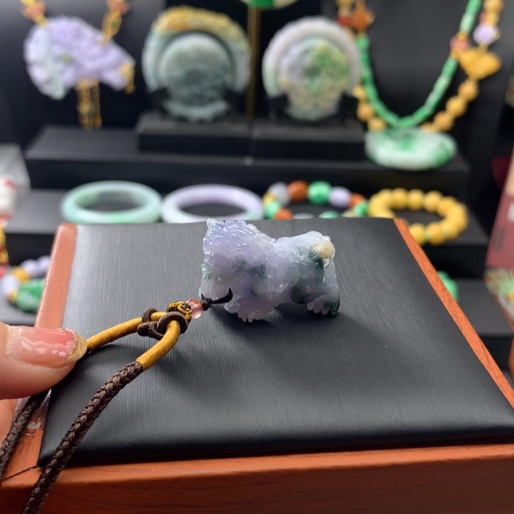 翡翠颈饰未镶嵌翡翠狮子