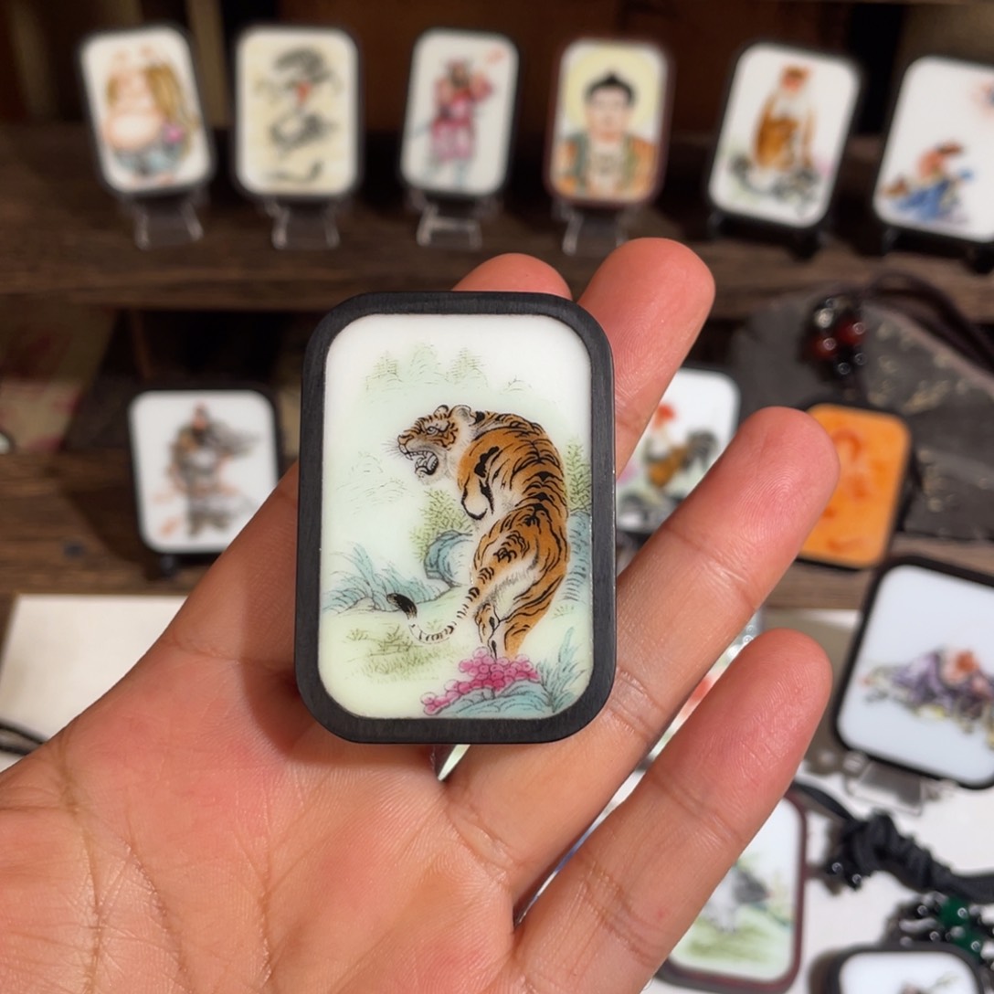 瓷片五**门上山虎题材挂件