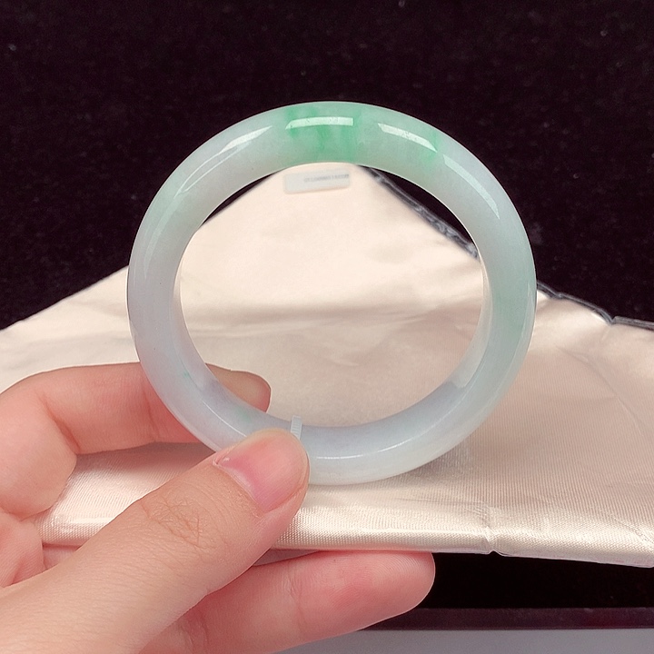 翡翠手镯未镶嵌翡翠