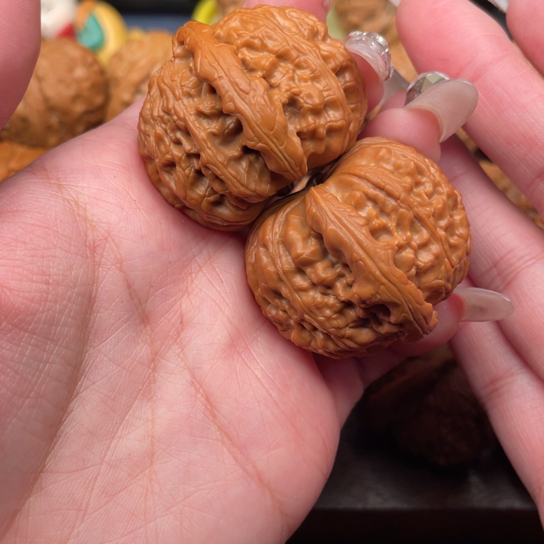 文玩核桃吊坠红皮球白39