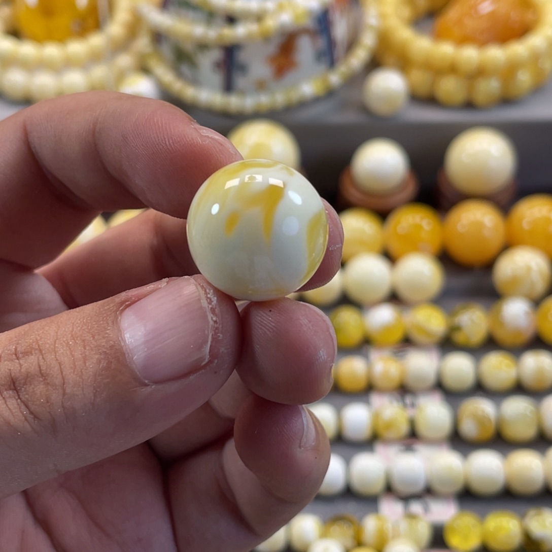 L***n未镶嵌蜜蜡裸石金白圆珠