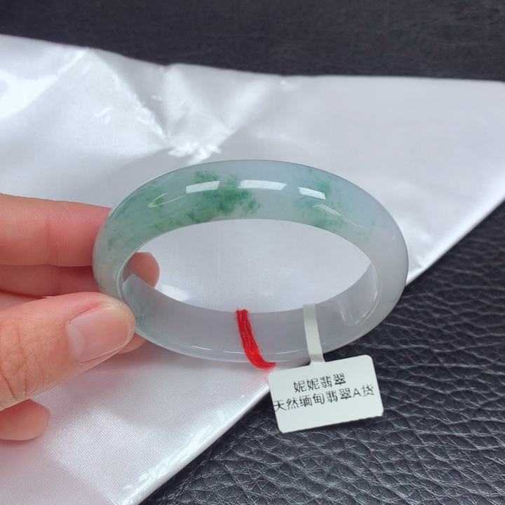 翡翠手镯（贵妃镯）未镶嵌10。