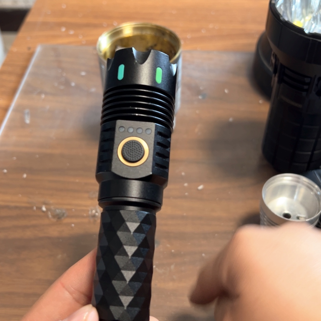 X6强光照射手电筒
