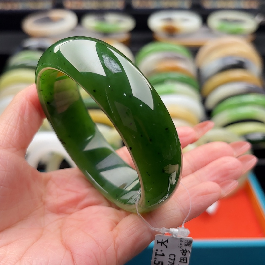 和田玉未镶嵌手镯大圈宽版辣阳绿 散红皮！61.6
