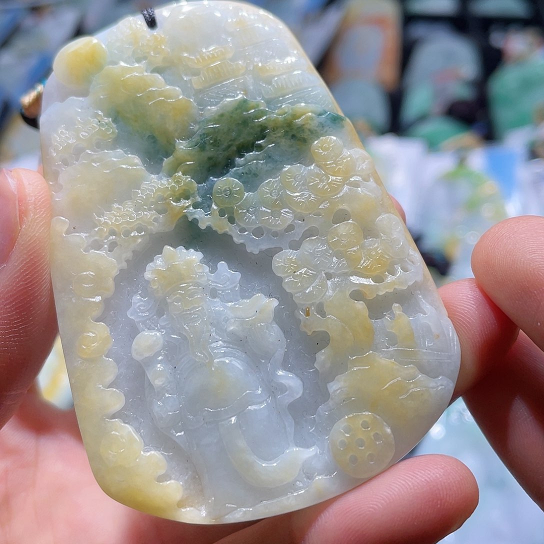 翡翠未镶嵌颈饰一个