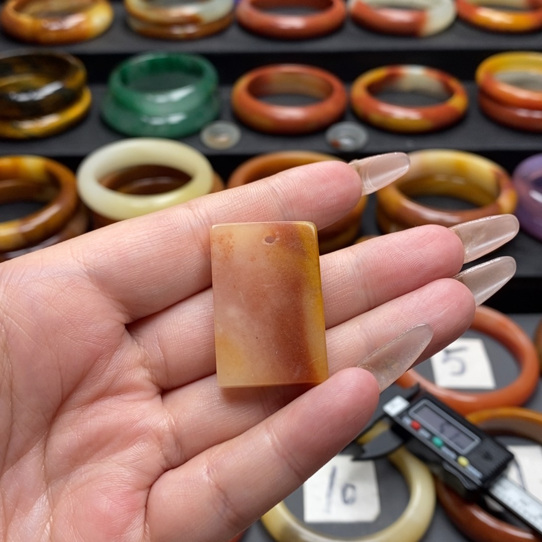 石英质玉（黄龙玉）吊坠未镶嵌