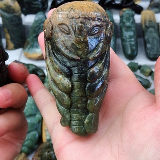 未镶嵌岫岩河磨玉（透闪石质玉）把件
