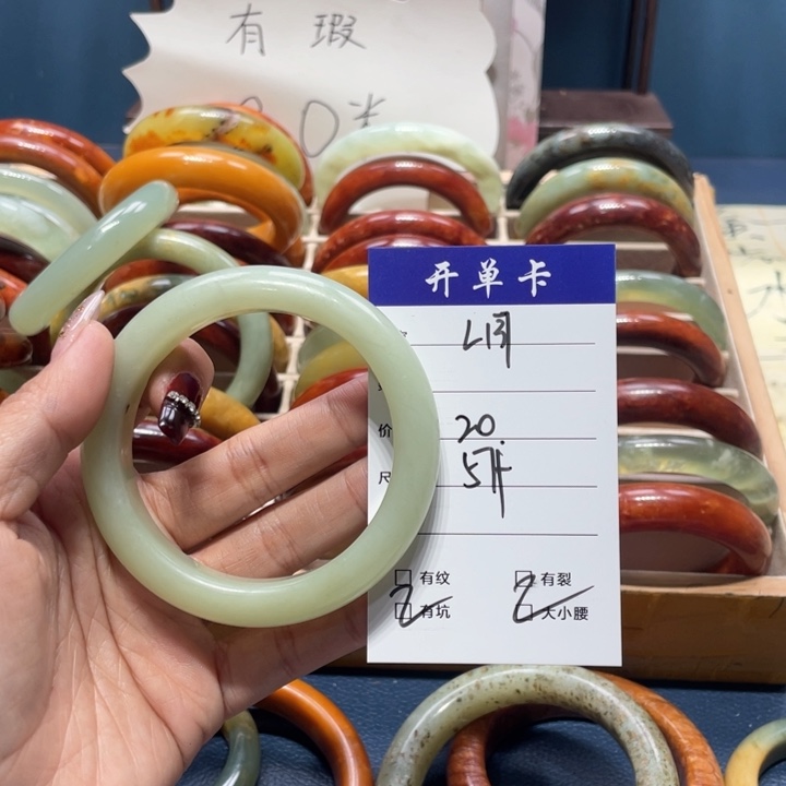 蛇纹石玉手镯未镶嵌紫**犀