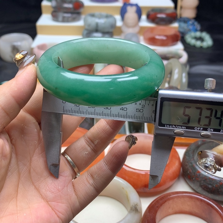 未镶嵌手镯石英质玉