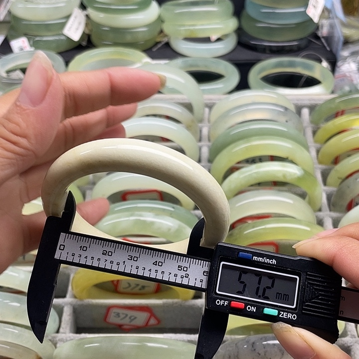 蛇纹石玉未镶嵌手镯379