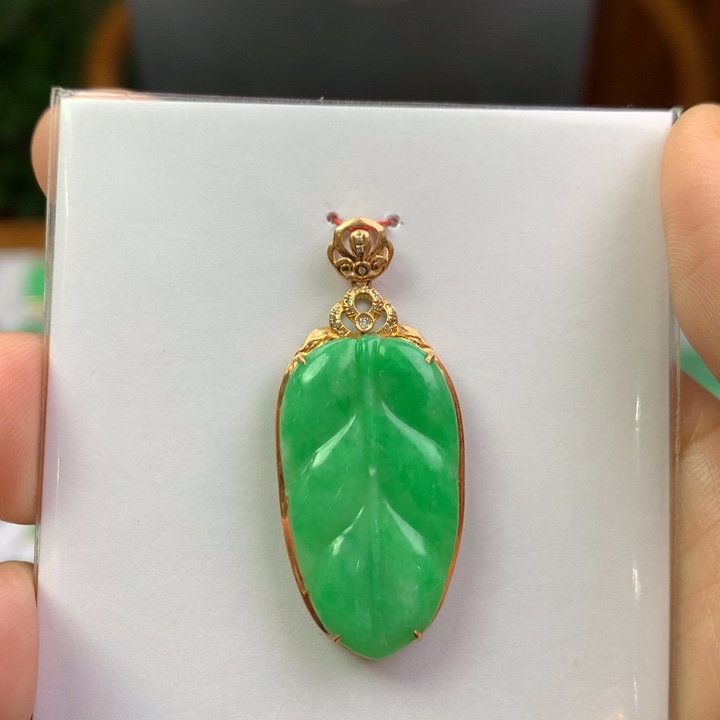 亭***亭翡翠18K金镶嵌颈饰翡翠吊坠
