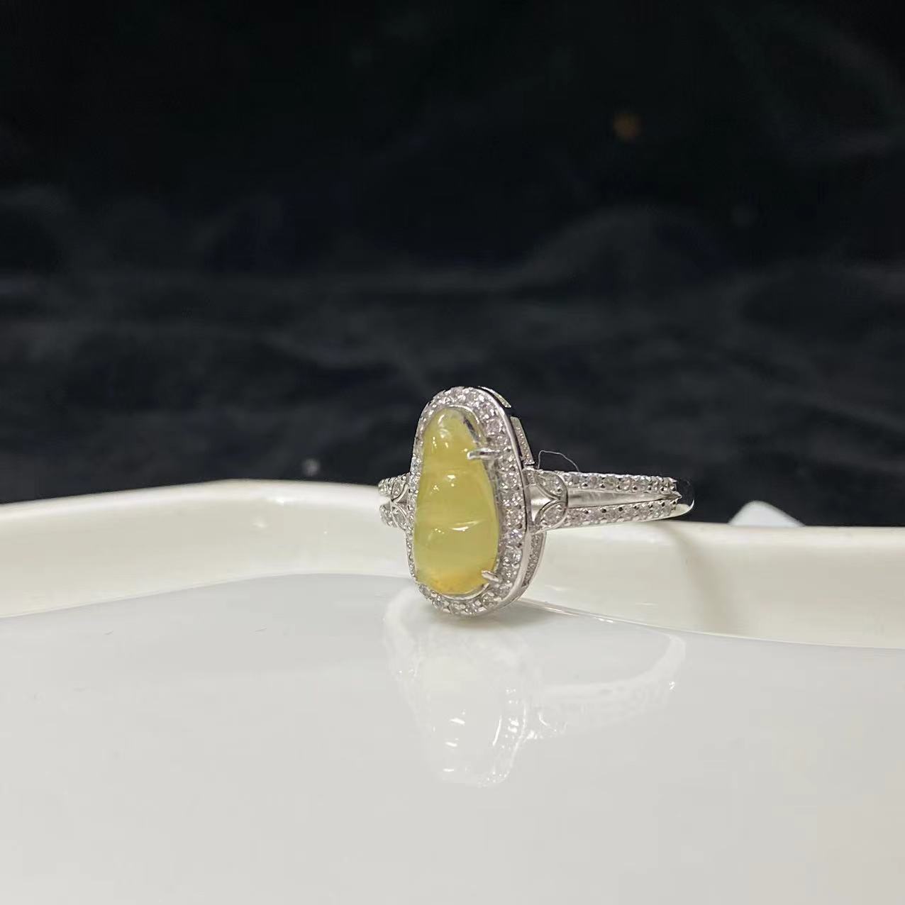 翡翠冰油黄豆子戒指 中性气质款戒指