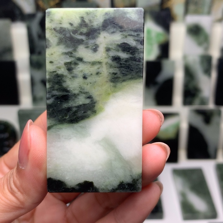 独山玉颈饰未镶嵌