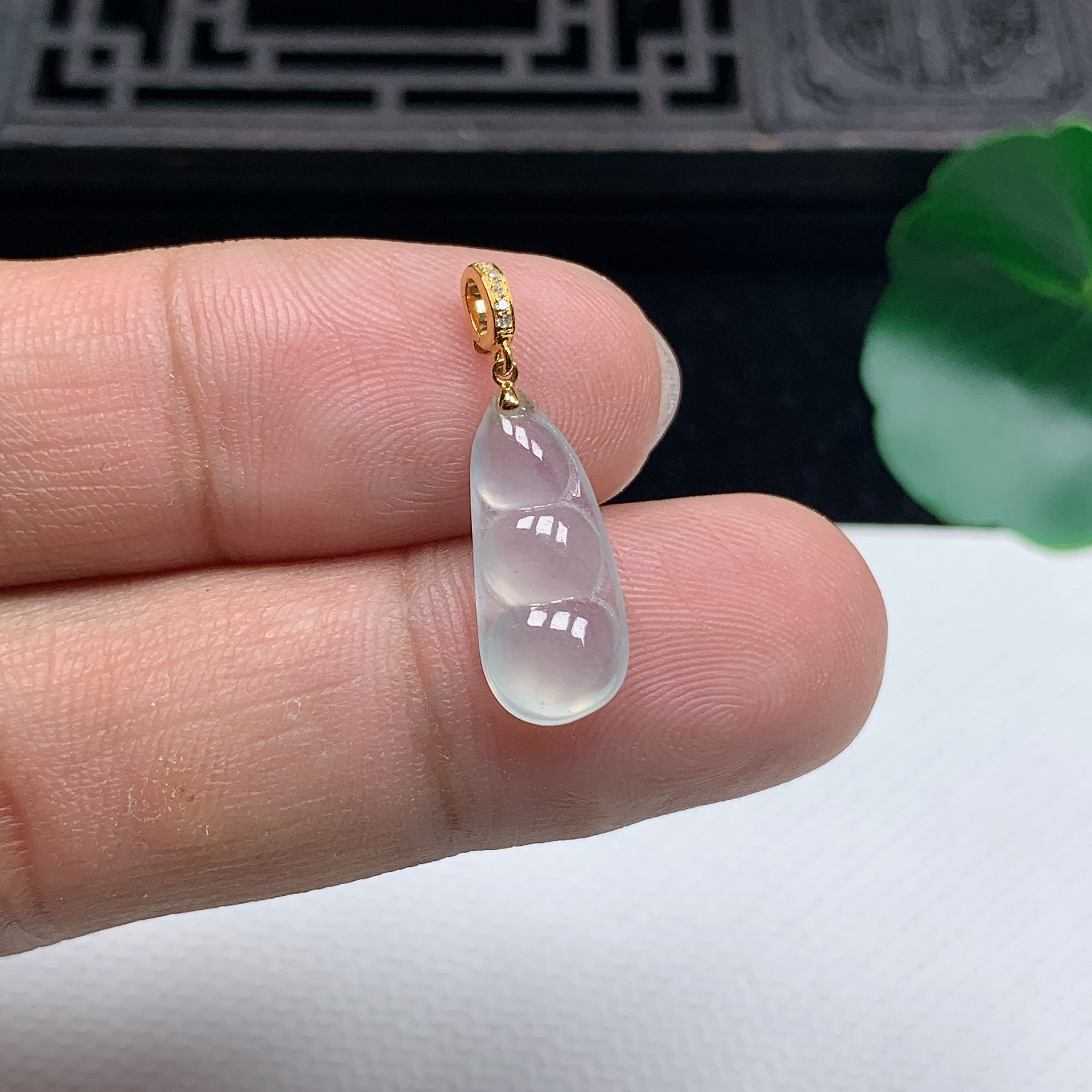 缅甸天然翡翠A货18K金扣精美冰种福豆小吊坠尺寸17.1*7.8*4mm