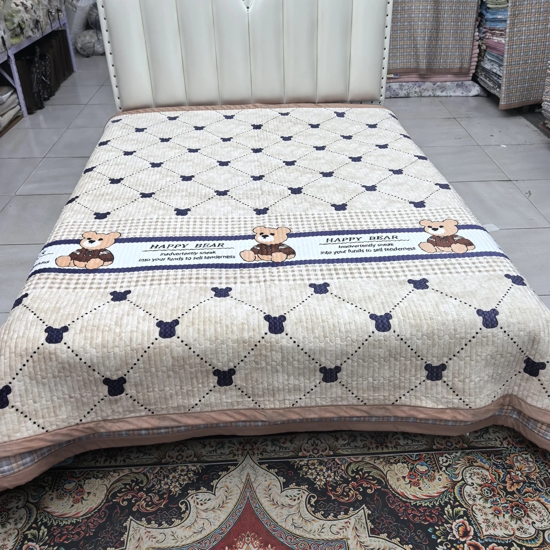 牛奶绒宽边床盖《咖色坐熊》2米✕2.3米