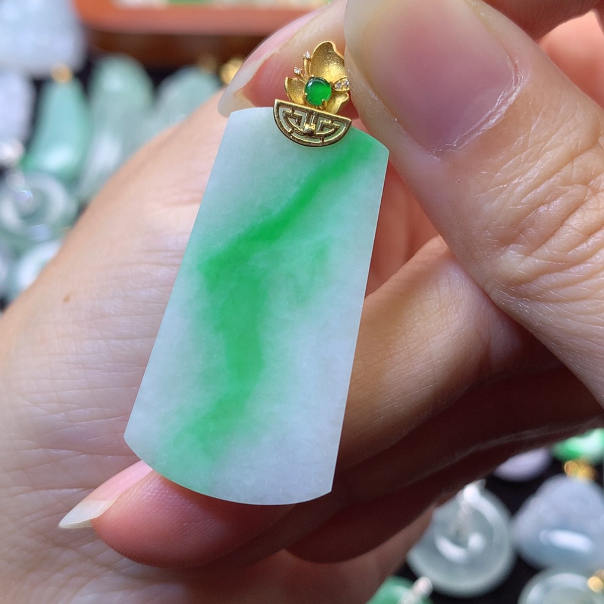 【闪购商品】吊坠(不含链)18K金镶嵌翡翠