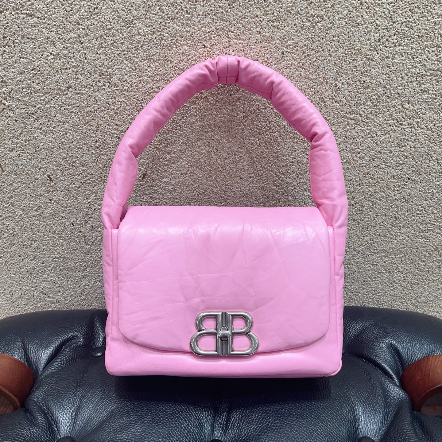 99新 Balenciaga/巴黎世家 粉色腋下手提包！尺寸:25×10×17cm 