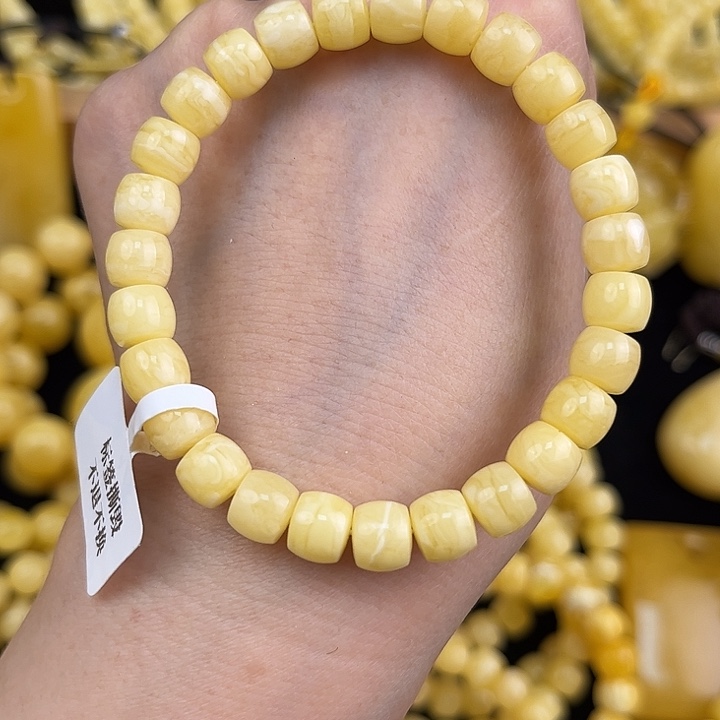 琥珀颈饰未镶嵌琥珀，多样性发其一