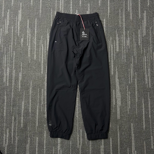 全新未使用 MONCLER Logo印花机能风休闲卫裤/S码