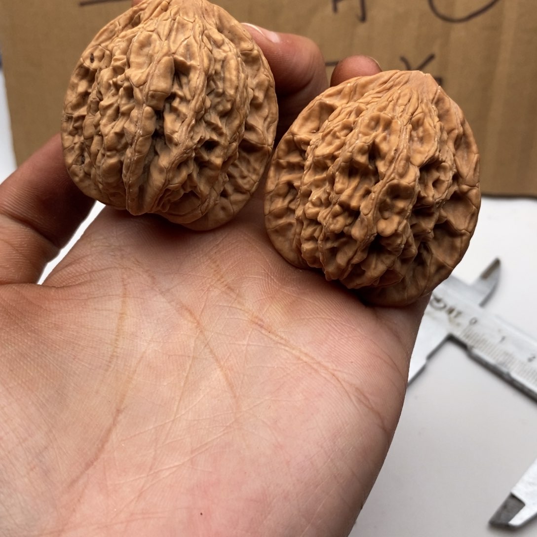 鹏***哥桃核吊坠虎头核桃