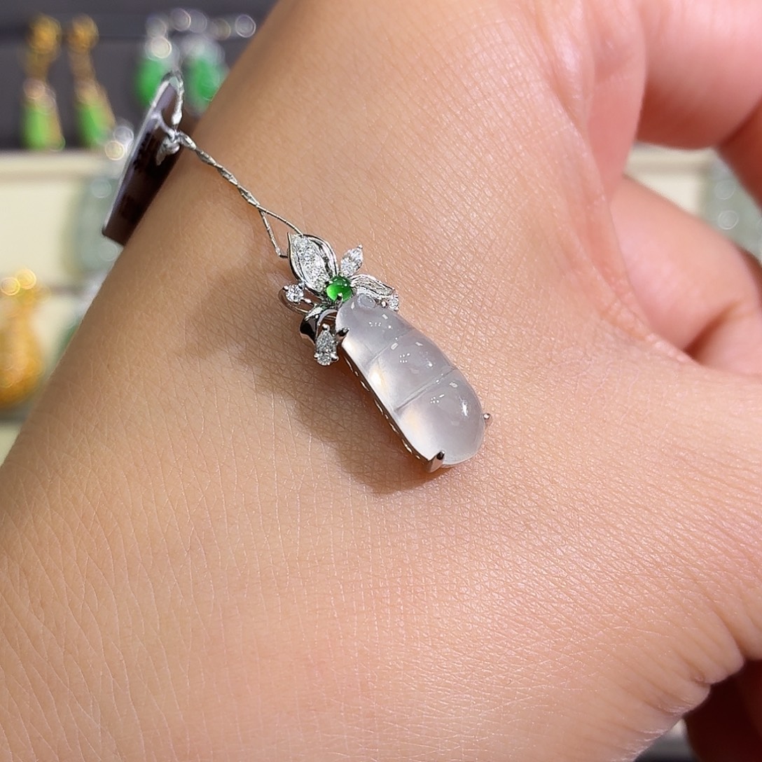 翡翠18K金镶嵌颈饰