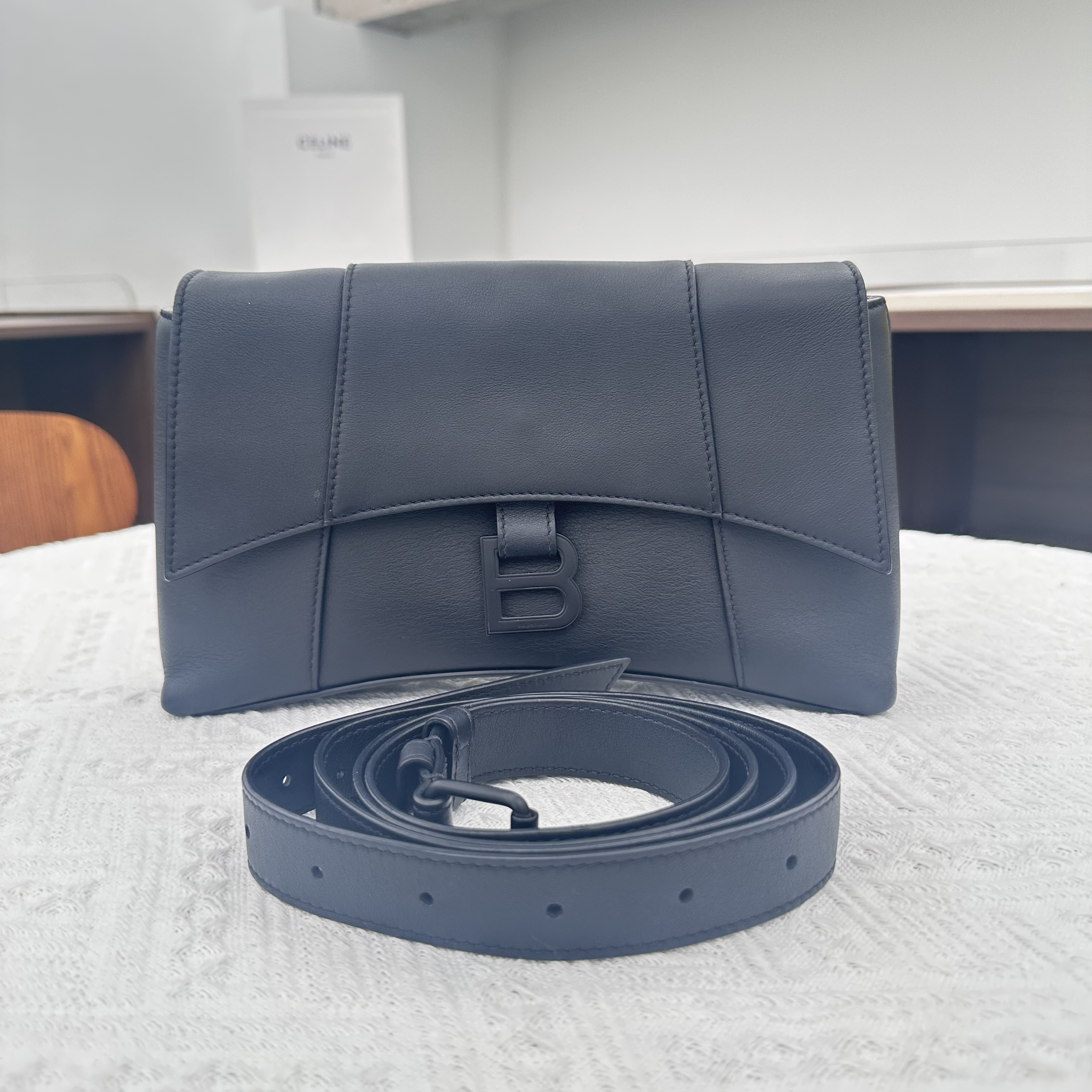 99新 Balenciaga/巴黎世家 【嘻哈专属】/D4892/沙漏小号斜挎包