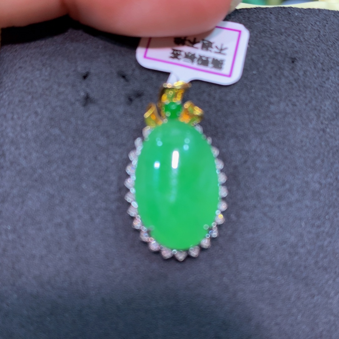 翡翠18K金镶嵌颈饰翡翠