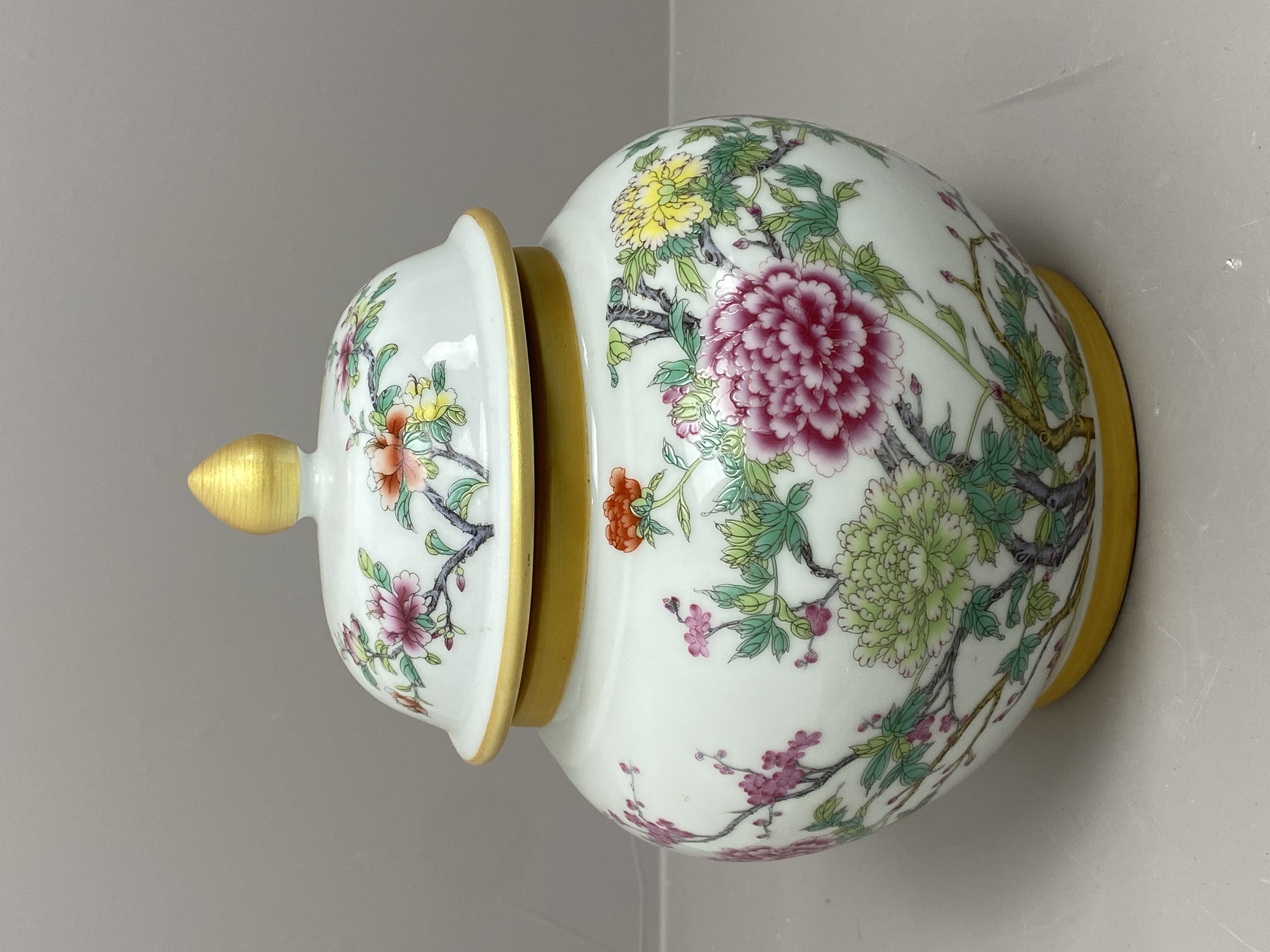 官窑精美手工花开富贵盖罐