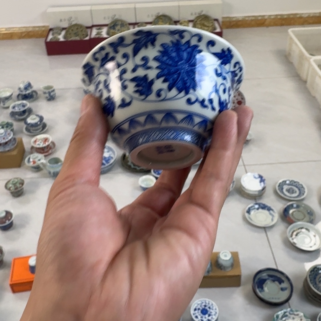 陶摆件青花缠枝莲大压手