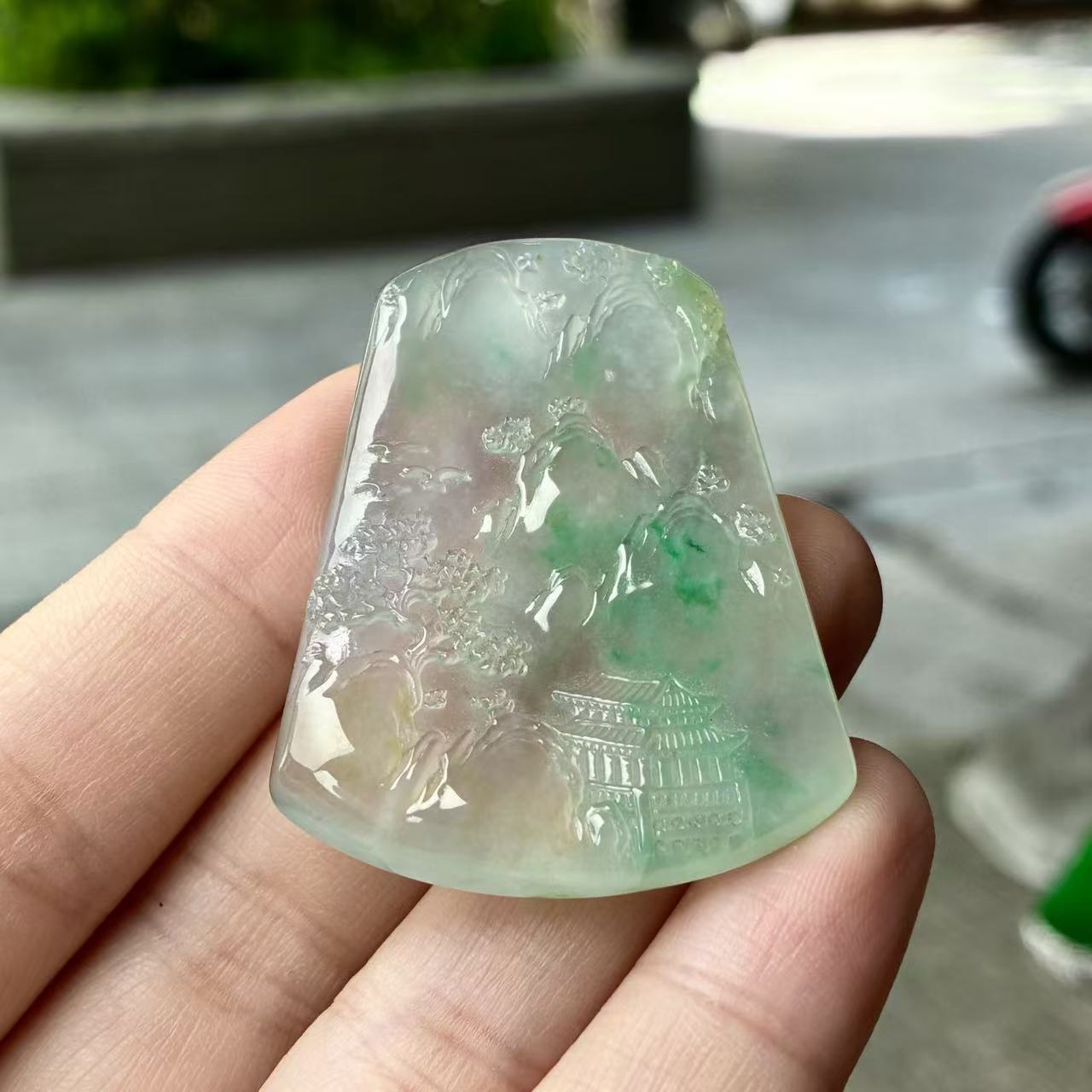 天然a货缅甸翡翠自然光45.1/33.8/5高冰飘绿山水牌吊坠，质地细腻
