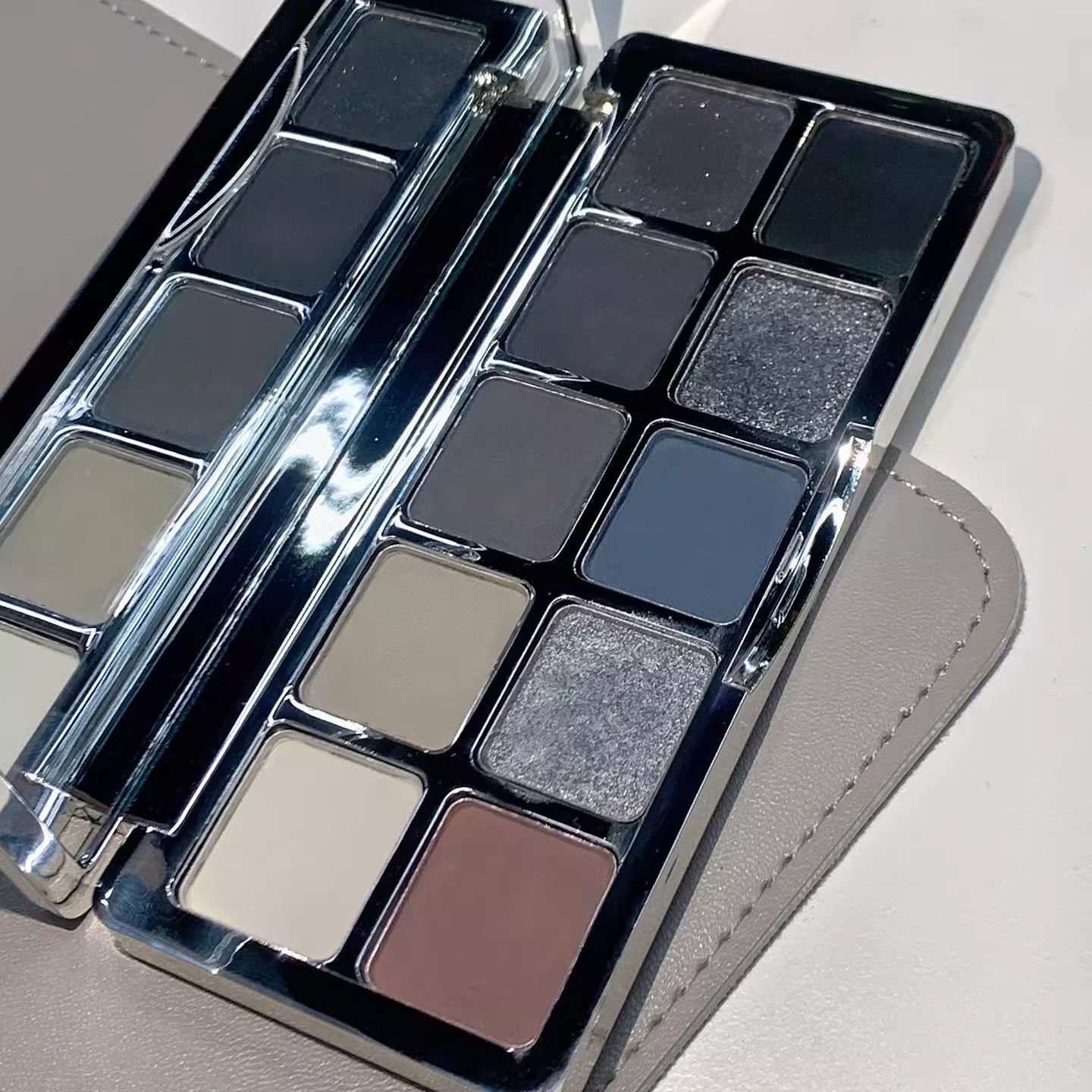 是谁千呼万唤的水泥盘 诗蒂娅十色眼影盘901金属感灰黑烟熏截断妆