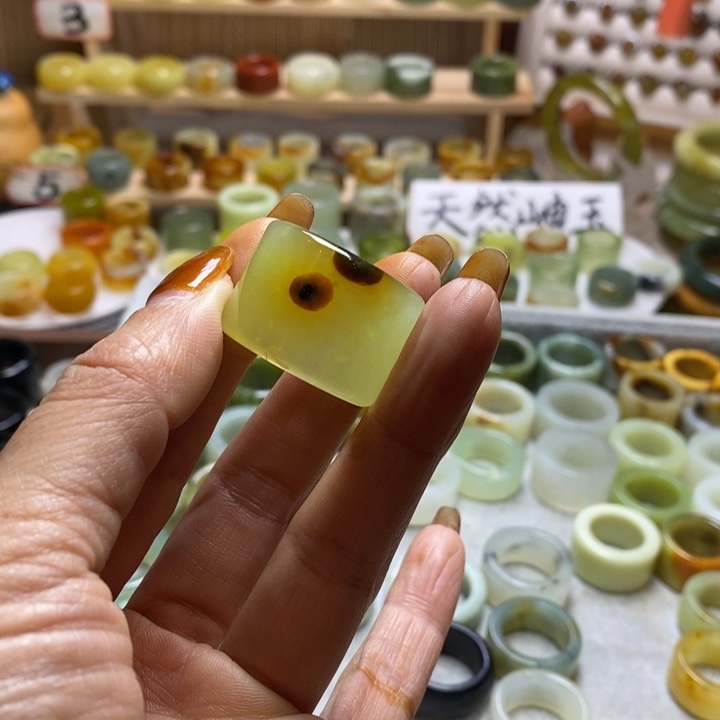 刘***园岫玉未镶嵌戒指岫玉精品指环