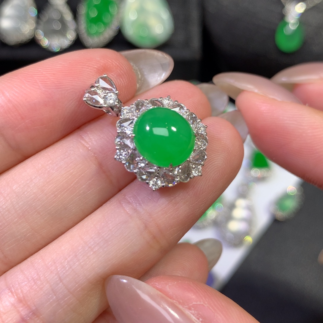 翡翠18K金镶嵌吊坠(赠链)甜阳绿饱满蛋面