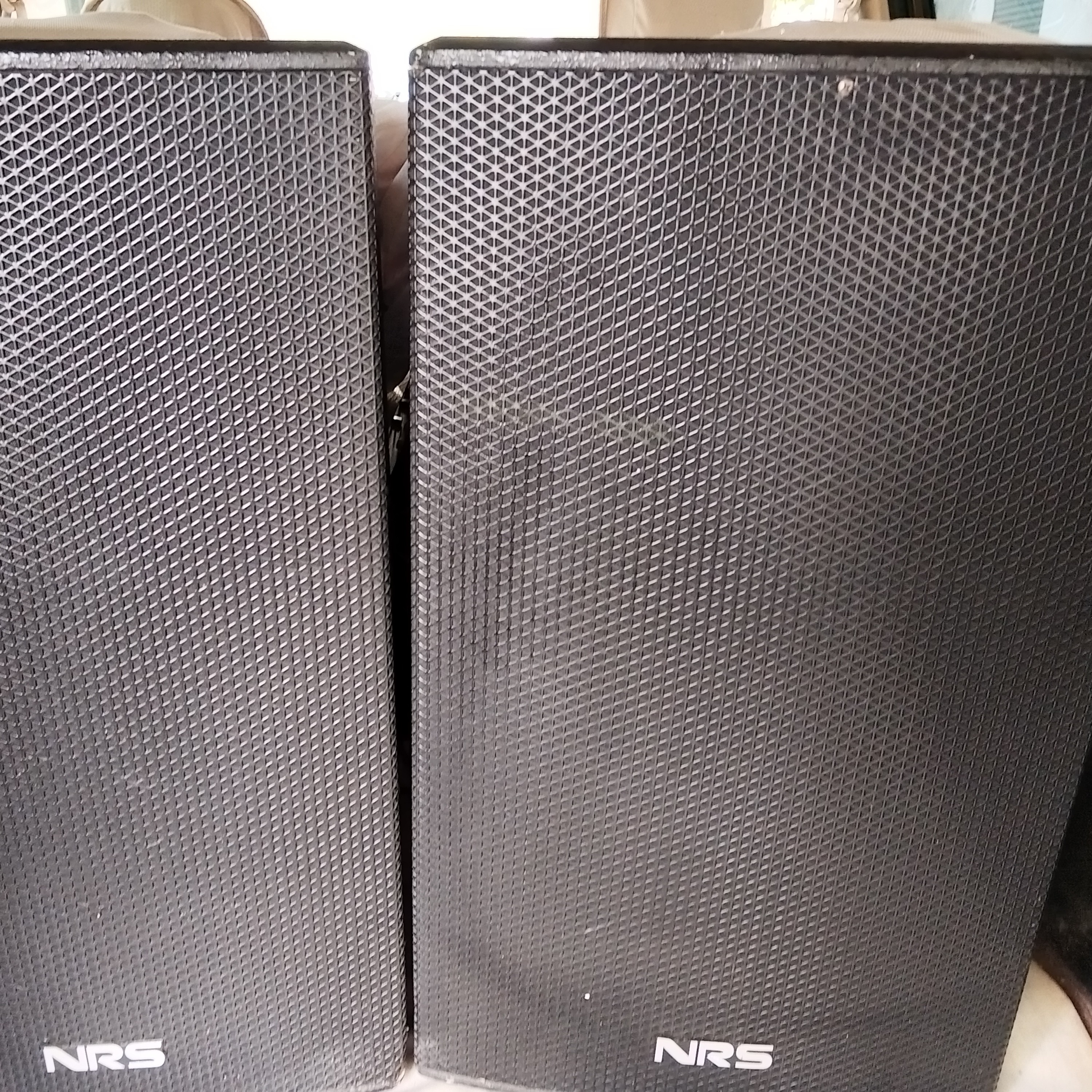 8新  15寸专业音箱一对，成色如图，不包邮费，不支持七天无理由退货