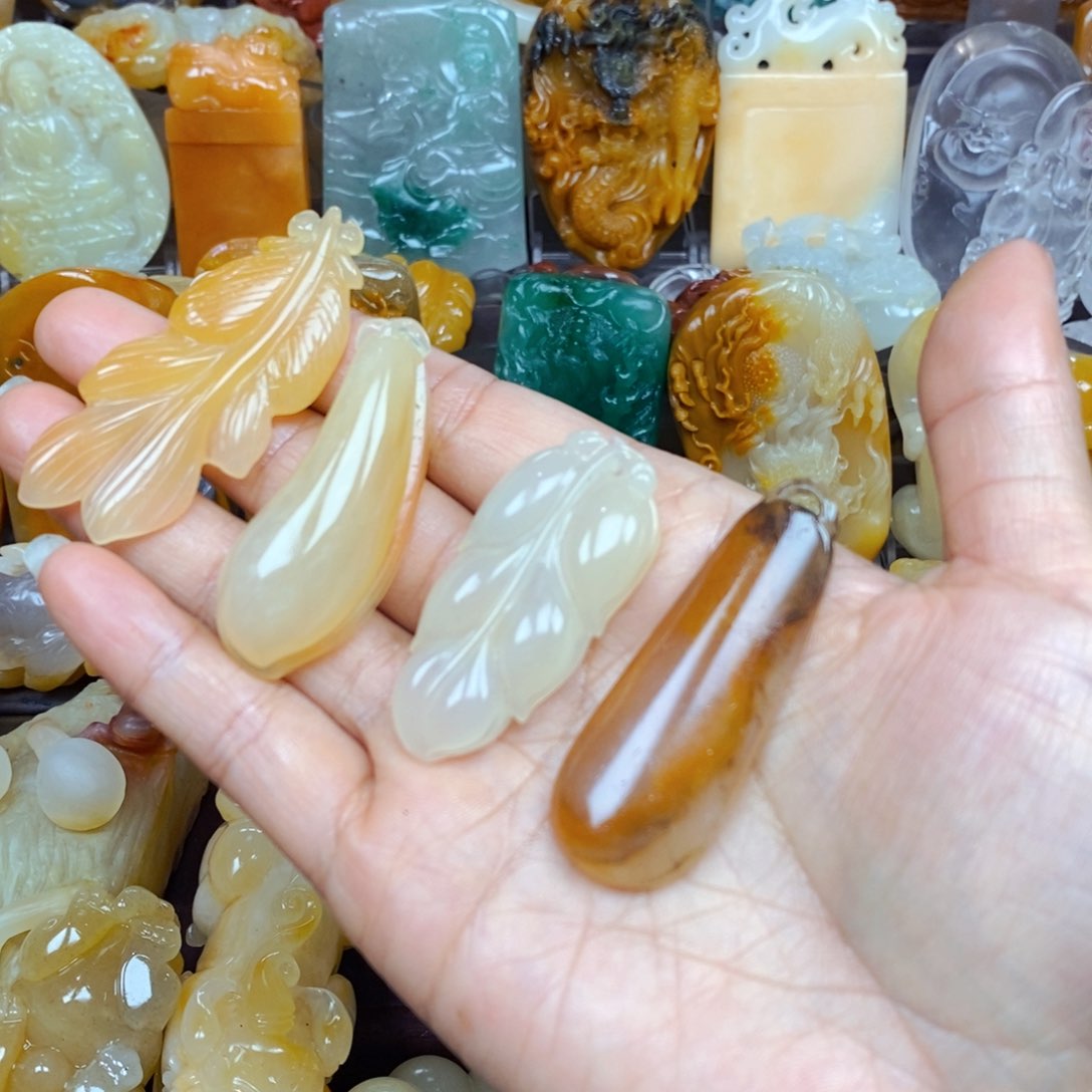 石英质玉未镶嵌颈饰