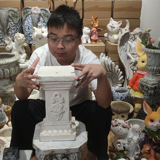 合成树脂白色花朵柱子