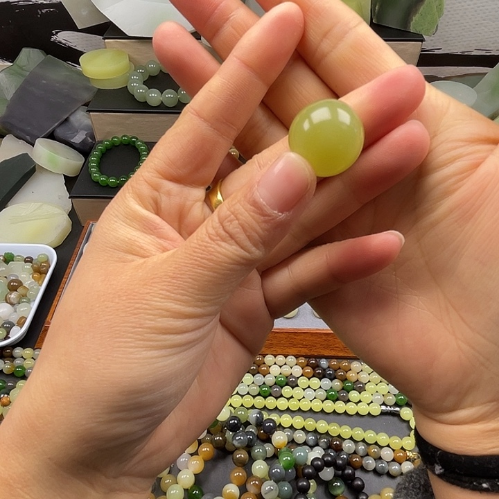 王***朝和田玉（糖玉）未镶嵌手链