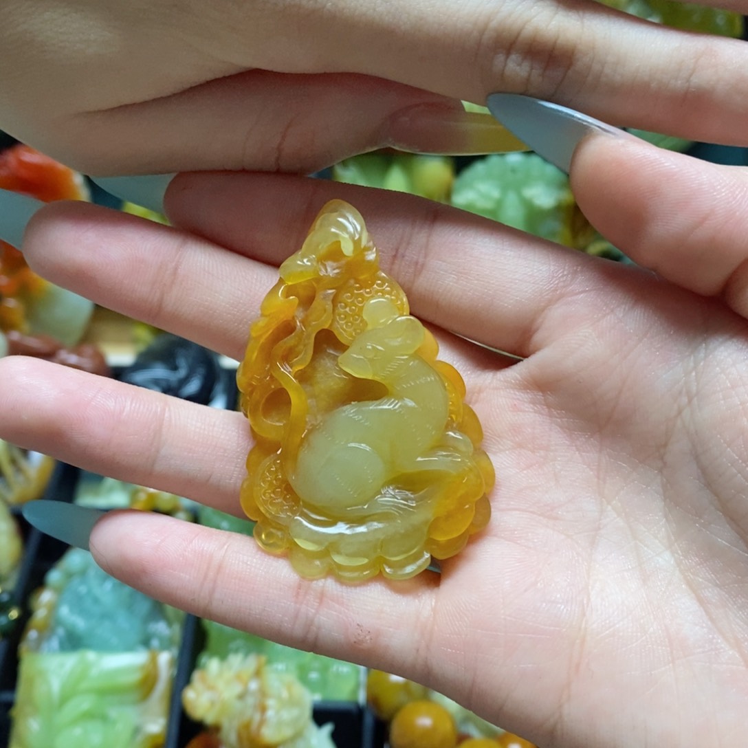 岫玉未镶嵌吊坠(赠链)一**光