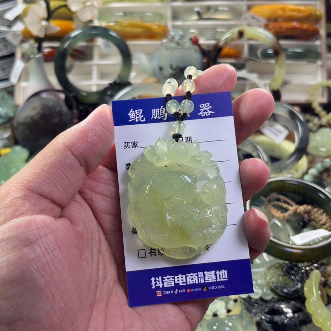 蛇纹石玉颈饰未镶嵌