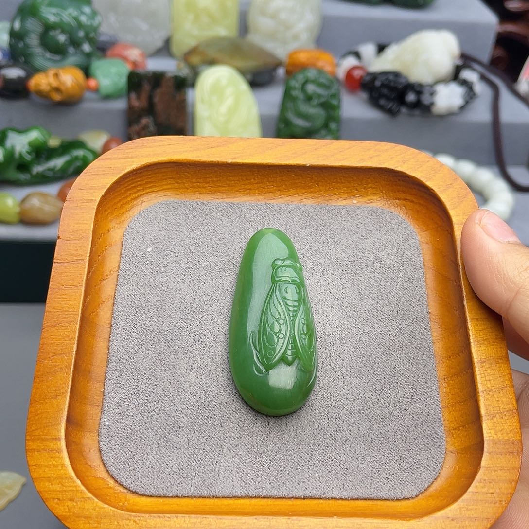 财***)和田玉未镶嵌颈饰