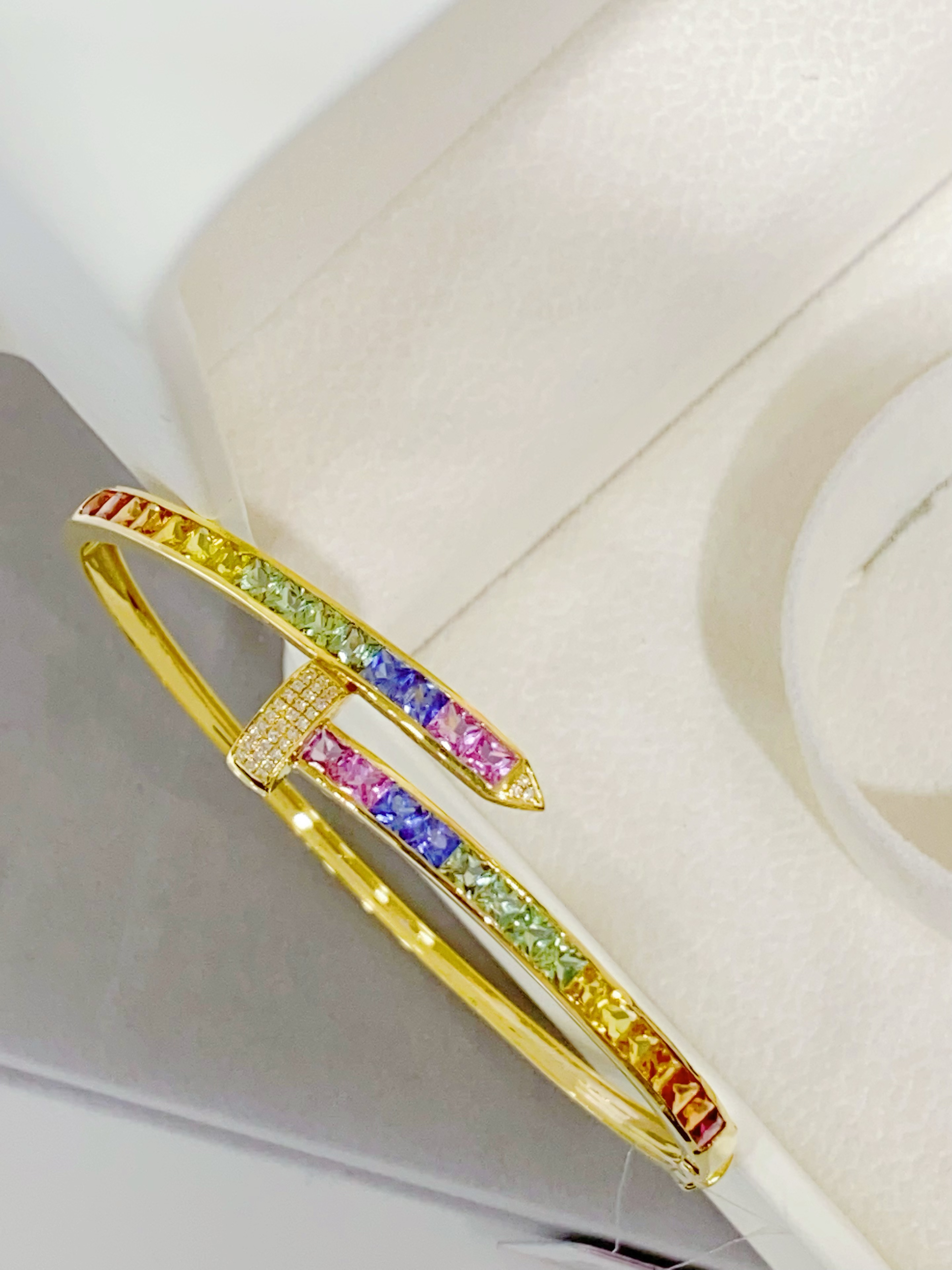 18K金镶嵌彩色蓝宝石手镯钉子款