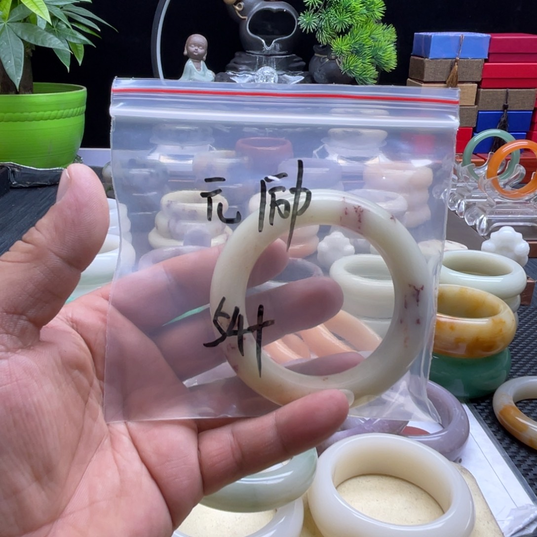 元****石英岩玉未镶嵌手镯