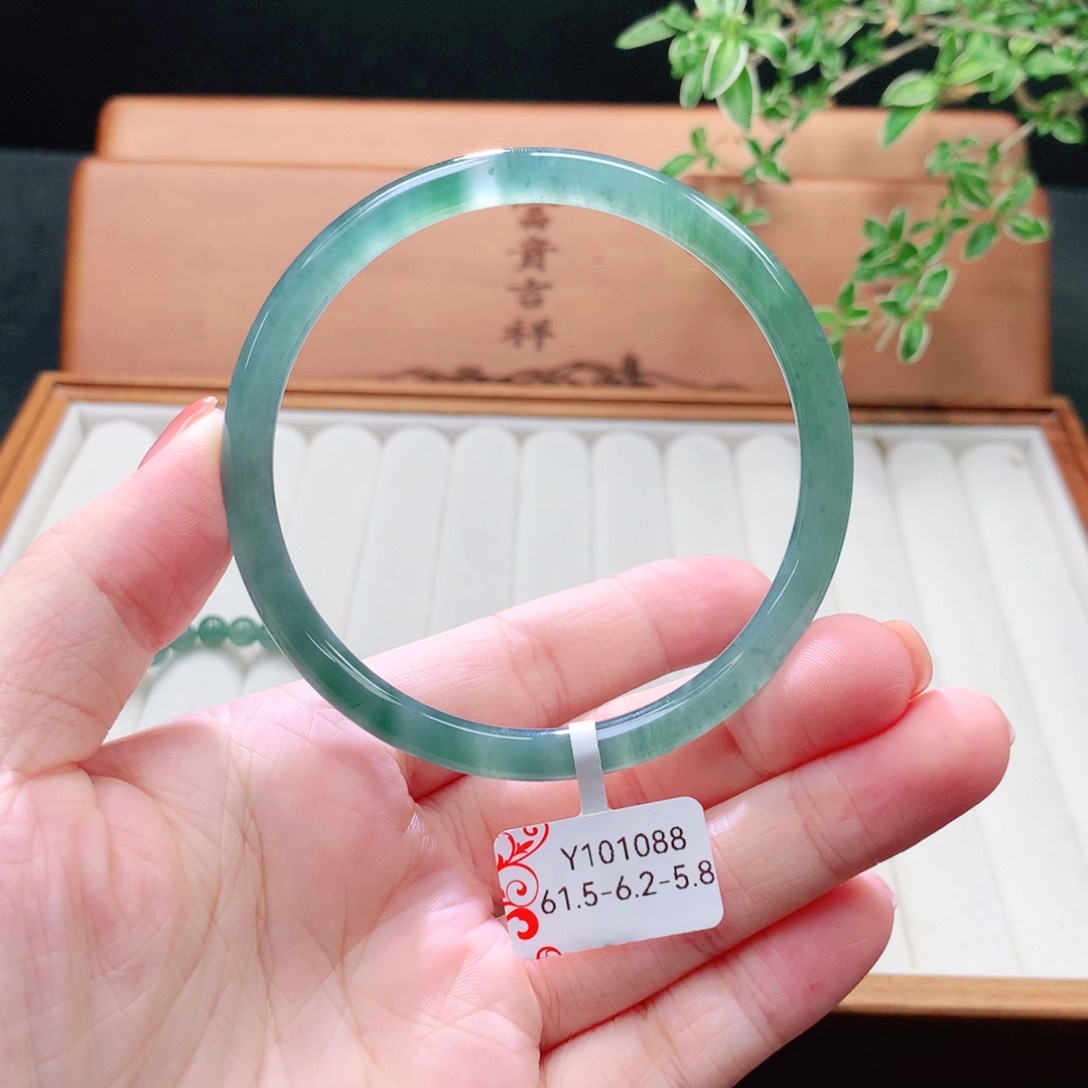 未镶嵌手镯（圆镯）翡翠