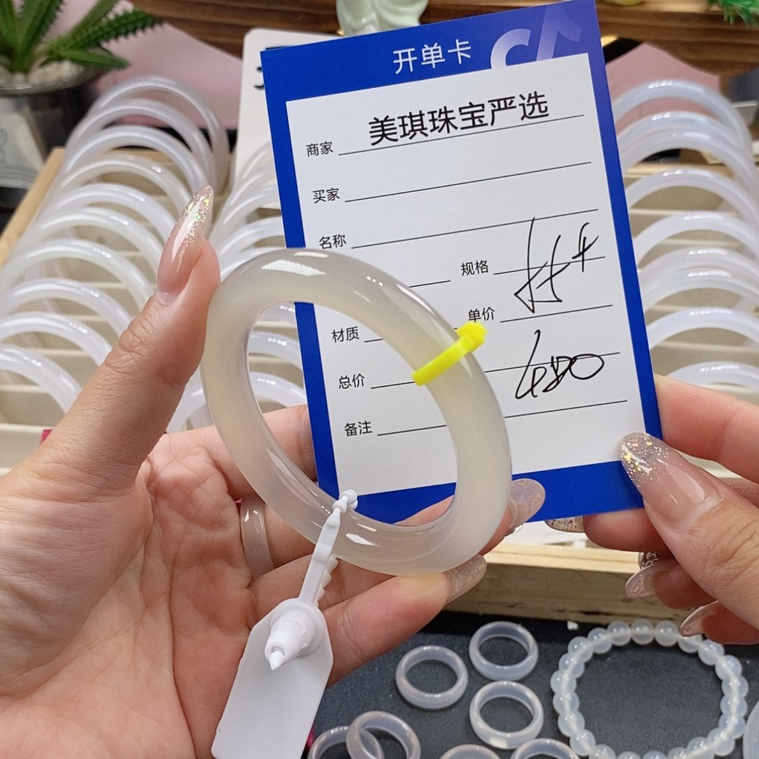 贝***玛瑙/玉髓手镯未镶嵌