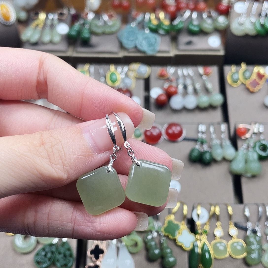 和田玉银S925镶嵌耳饰方糖15*15左右