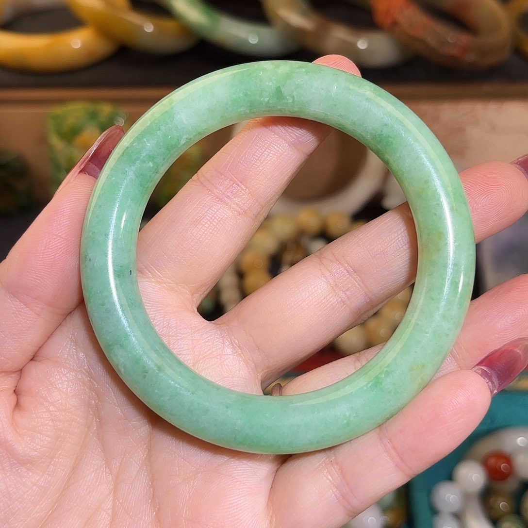 翡翠手镯未镶嵌满果绿，大胖圆