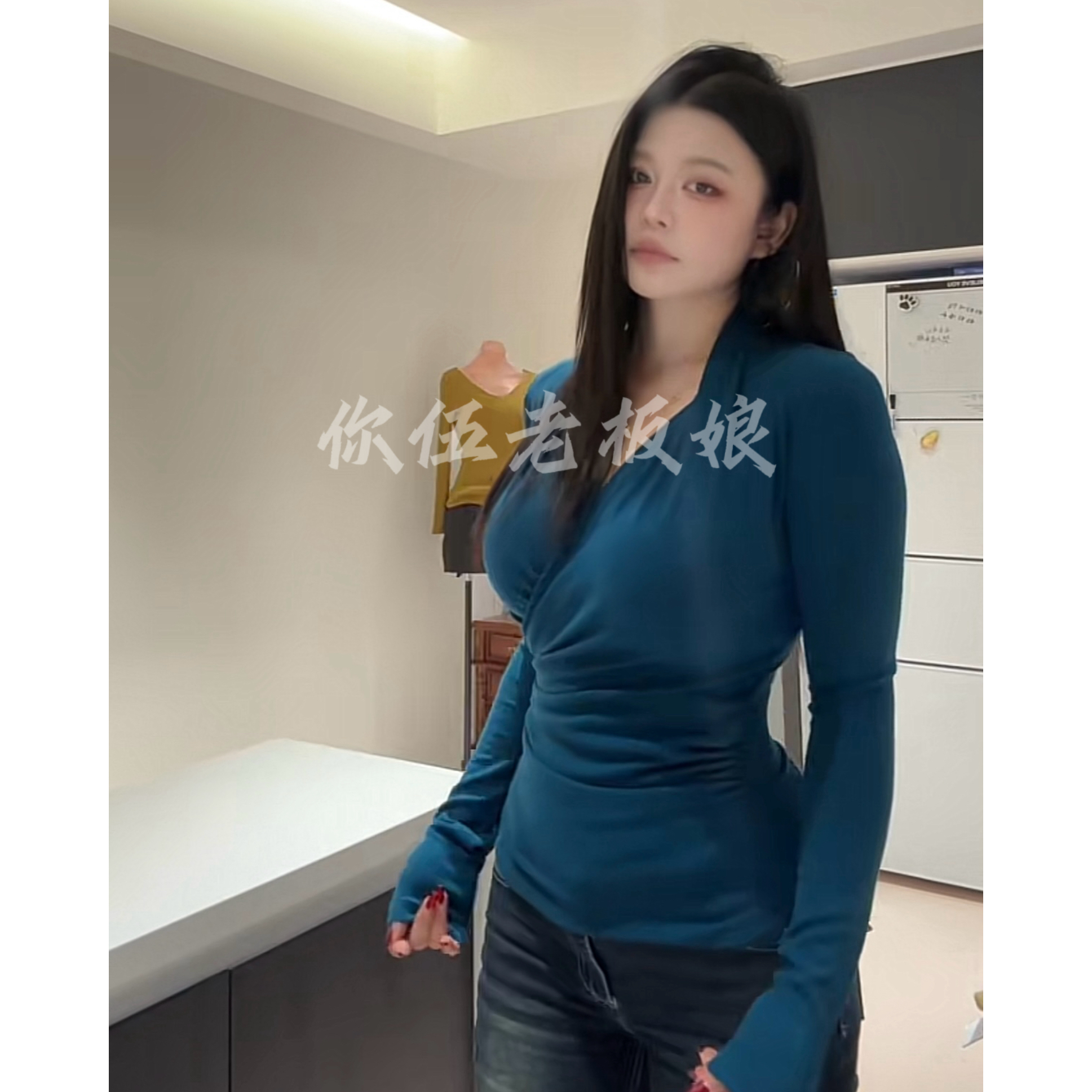 【你伍老板娘】“氧气少妇风”交叉显胸常规纯色基础v领长袖T