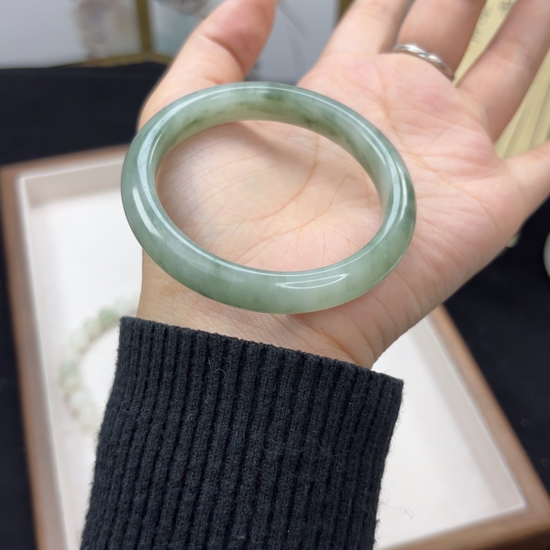 石英质玉手镯未镶嵌超****女