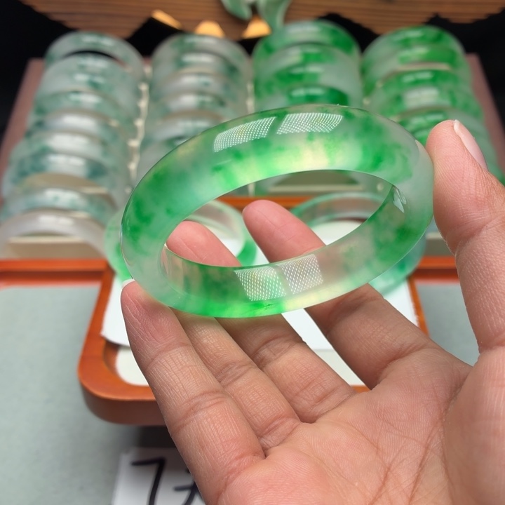 昆***卉石英质玉未镶嵌手镯