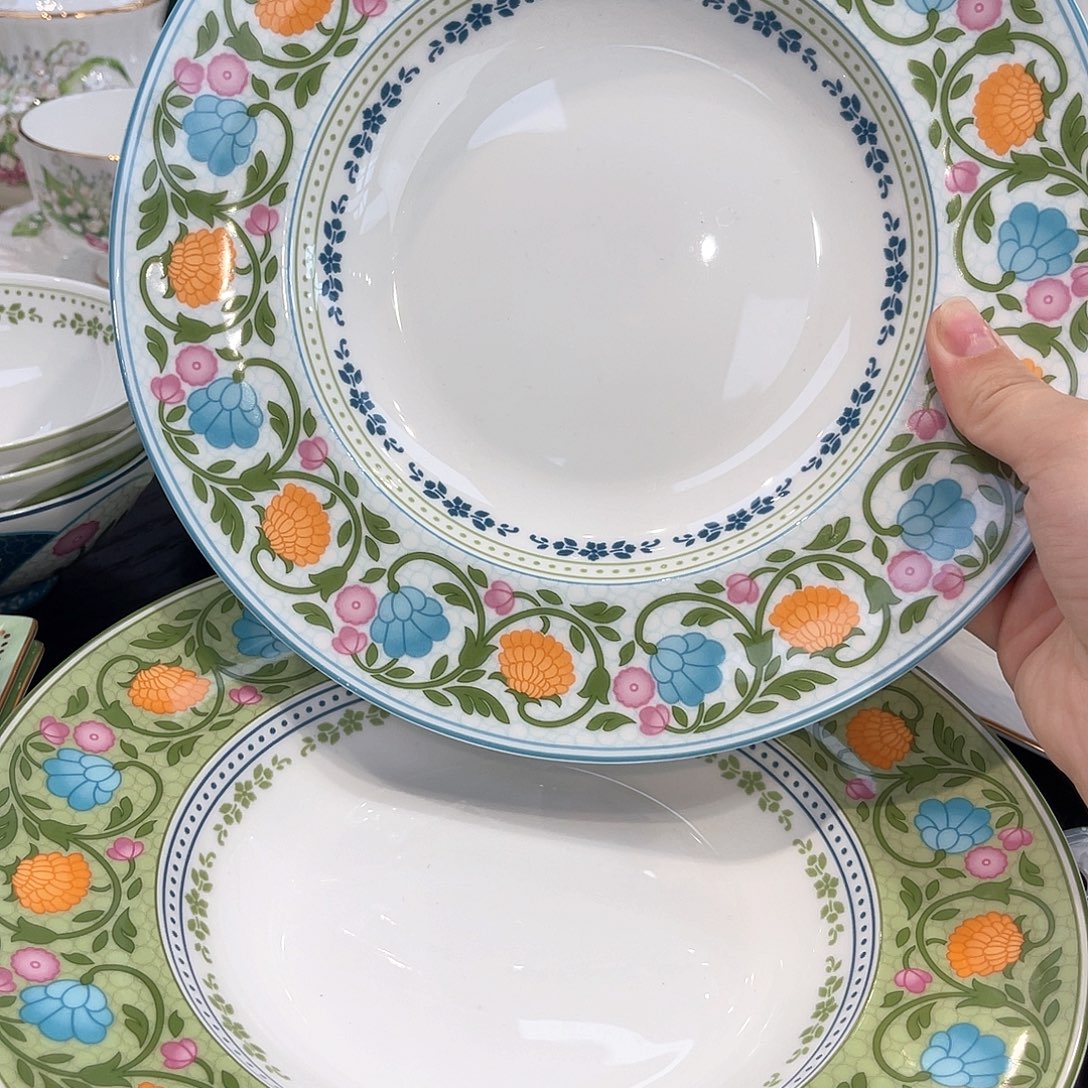 骨瓷两个九寸草帽盘———-